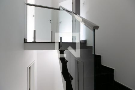 Casa de condomínio à venda com 100m², 3 quartos e 2 vagas Casa de condomínio à venda com 100m², 3 quartos e 2 vagasEscada