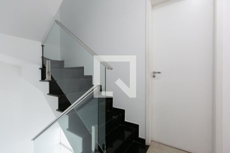 Casa de condomínio à venda com 100m², 3 quartos e 2 vagas Casa de condomínio à venda com 100m², 3 quartos e 2 vagasHall - Escada