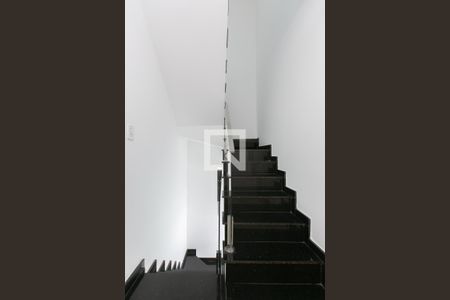 Casa de condomínio à venda com 100m², 3 quartos e 2 vagas Casa de condomínio à venda com 100m², 3 quartos e 2 vagasEscada