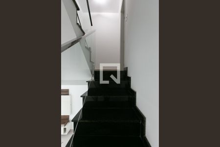 Escada  de casa de condomínio à venda com 3 quartos, 100m² em Vila Taquari, São Paulo
