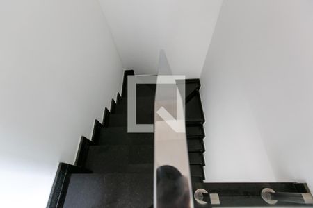 Casa de condomínio à venda com 100m², 3 quartos e 2 vagas Casa de condomínio à venda com 100m², 3 quartos e 2 vagasEscada