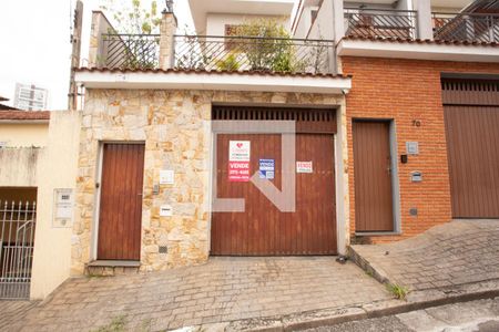 Casa à venda com 220m², 4 quartos e 4 vagas Casa à venda com 220m², 4 quartos e 4 vagasFachada