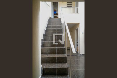 Casa à venda com 199m², 3 quartos e 2 vagas Casa à venda com 199m², 3 quartos e 2 vagasEscada