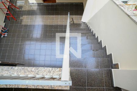 Casa à venda com 199m², 3 quartos e 2 vagas Casa à venda com 199m², 3 quartos e 2 vagasEscada