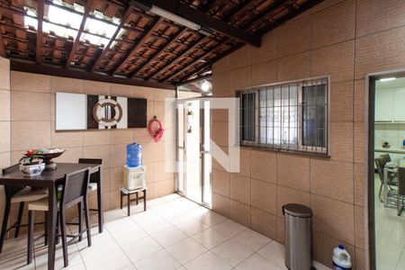 Casa à venda com 198m², 3 quartos e 2 vagas Casa à venda com 198m², 3 quartos e 2 vagasQuintal