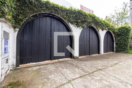 Casa à venda com 854m², 5 quartos e 8 vagas Casa à venda com 854m², 5 quartos e 8 vagasFachada