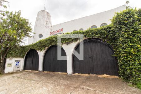 Casa à venda com 854m², 5 quartos e 8 vagas Casa à venda com 854m², 5 quartos e 8 vagasFachada