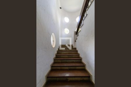 Casa à venda com 854m², 5 quartos e 8 vagas Casa à venda com 854m², 5 quartos e 8 vagasEscada