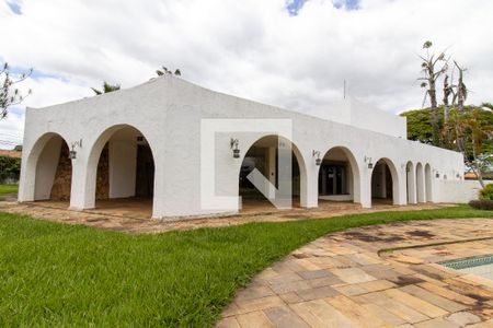 Casa à venda com 854m², 5 quartos e 8 vagas Casa à venda com 854m², 5 quartos e 8 vagasFachada