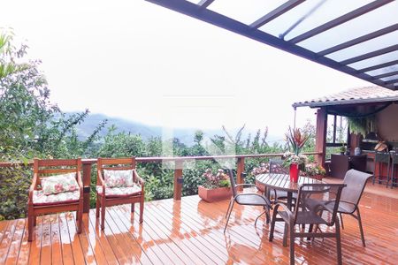 Casa de condomínio à venda com 350m², 3 quartos e 2 vagas Casa de condomínio à venda com 350m², 3 quartos e 2 vagasdeck