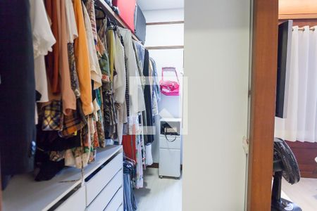 Casa de condomínio à venda com 350m², 3 quartos e 2 vagas Casa de condomínio à venda com 350m², 3 quartos e 2 vagasCloset da suíte 2