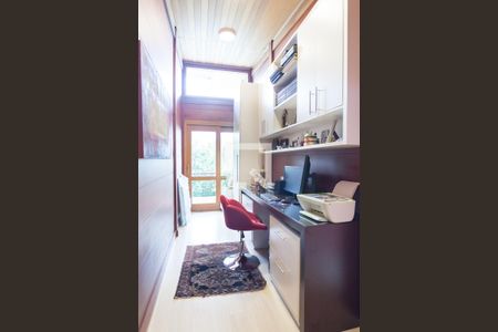 Casa de condomínio à venda com 350m², 3 quartos e 2 vagas Casa de condomínio à venda com 350m², 3 quartos e 2 vagasEscritório