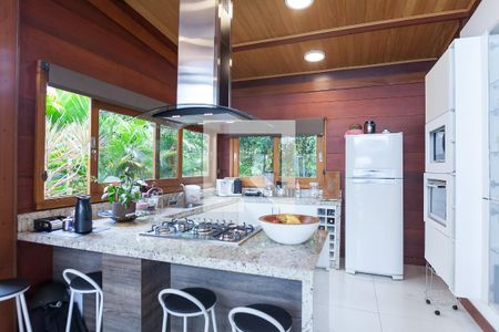 Casa de condomínio à venda com 350m², 3 quartos e 2 vagas Casa de condomínio à venda com 350m², 3 quartos e 2 vagasCozinha