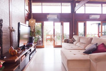 Casa de condomínio à venda com 350m², 3 quartos e 2 vagas Casa de condomínio à venda com 350m², 3 quartos e 2 vagasSala de TV