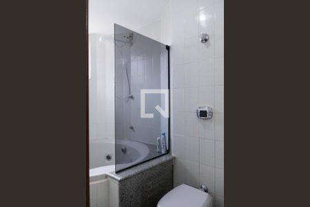 Apartamento à venda com 140m², 4 quartos e 2 vagas Apartamento à venda com 140m², 4 quartos e 2 vagasBanheiro da Suíte