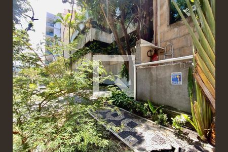 Apartamento à venda com 77m², 2 quartos e 1 vagaFachada com cartaz QA