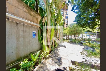 Apartamento à venda com 77m², 2 quartos e 1 vagaFachada com cartaz QA Fachada com cartaz QA