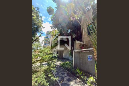 Apartamento à venda com 77m², 2 quartos e 1 vagaFachada com cartaz QA