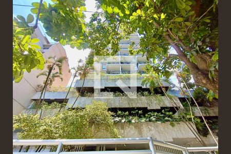 Apartamento à venda com 77m², 2 quartos e 1 vagaFachada com cartaz QA