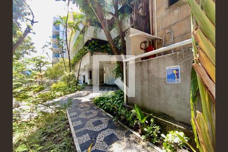 Apartamento à venda com 77m², 2 quartos e 1 vagaFachada com cartaz QA