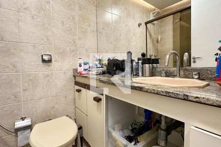 Apartamento à venda com 380m², 4 quartos e 2 vagas Apartamento à venda com 380m², 4 quartos e 2 vagasBanheiro Social 02