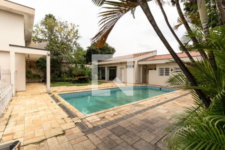 Casa à venda com 450m², 4 quartos e 4 vagas Casa à venda com 450m², 4 quartos e 4 vagasÁrea comum - Piscina