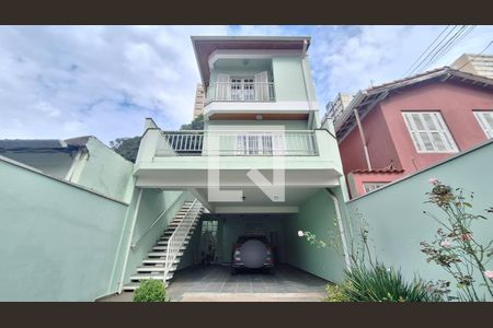 Casa à venda com 250m², 3 quartos e 4 vagas Casa à venda com 250m², 3 quartos e 4 vagasGaragem