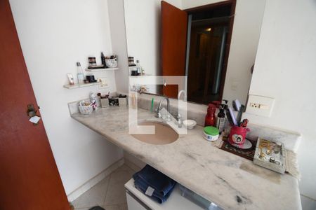 Casa à venda com 242m², 2 quartos e 2 vagasBanheiro 1