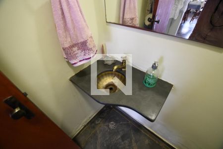 Casa à venda com 242m², 2 quartos e 2 vagasLavabo