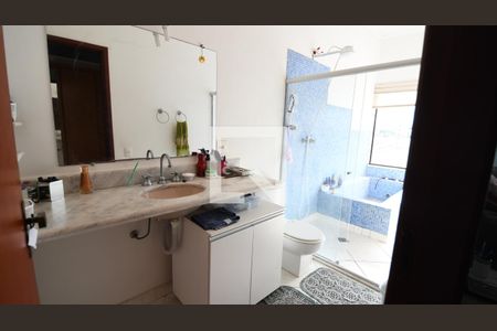 Casa à venda com 242m², 2 quartos e 2 vagasBanheiro 1