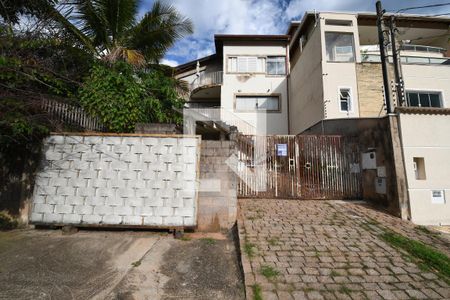 Casa à venda com 242m², 2 quartos e 2 vagasFachada