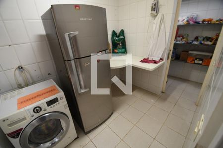 Casa à venda com 242m², 2 quartos e 2 vagasDespensa