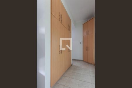 Casa à venda com 450m², 4 quartos e 4 vagas Casa à venda com 450m², 4 quartos e 4 vagasCorredor