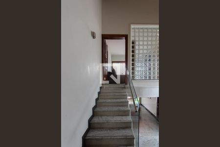 Casa à venda com 450m², 4 quartos e 4 vagas Casa à venda com 450m², 4 quartos e 4 vagasEscada