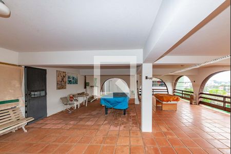 Casa à venda com 450m², 4 quartos e 3 vagas Casa à venda com 450m², 4 quartos e 3 vagasVaranda