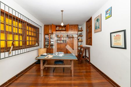 Casa à venda com 450m², 4 quartos e 3 vagas Casa à venda com 450m², 4 quartos e 3 vagasEscritório