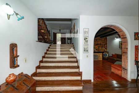 Casa à venda com 450m², 4 quartos e 3 vagas Casa à venda com 450m², 4 quartos e 3 vagasEscada