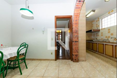 Casa à venda com 450m², 4 quartos e 3 vagas Casa à venda com 450m², 4 quartos e 3 vagasCozinha