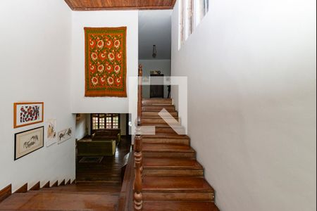 Casa à venda com 450m², 4 quartos e 3 vagas Casa à venda com 450m², 4 quartos e 3 vagasEscada