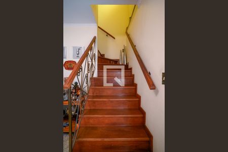 Casa à venda com 210m², 3 quartos e 2 vagasEscada