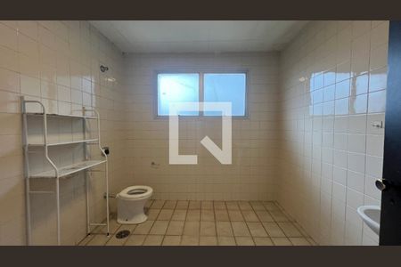 Casa para alugar com 520m², 5 quartos e 6 vagas Casa para alugar com 520m², 5 quartos e 6 vagasBanheiro 2