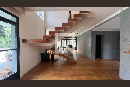 Casa para alugar com 520m², 5 quartos e 6 vagas Casa para alugar com 520m², 5 quartos e 6 vagasEscada