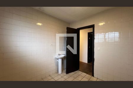 Casa para alugar com 520m², 5 quartos e 6 vagas Casa para alugar com 520m², 5 quartos e 6 vagasBanheiro 2