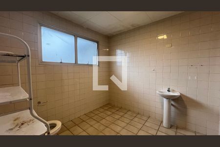 Casa para alugar com 520m², 5 quartos e 6 vagas Casa para alugar com 520m², 5 quartos e 6 vagasBanheiro 2