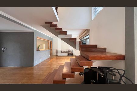 Casa para alugar com 520m², 5 quartos e 6 vagas Casa para alugar com 520m², 5 quartos e 6 vagasEscada
