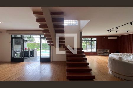 Casa para alugar com 520m², 5 quartos e 6 vagas Casa para alugar com 520m², 5 quartos e 6 vagasEscada