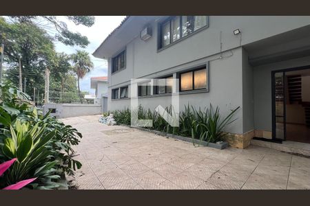Casa para alugar com 520m², 5 quartos e 6 vagas Casa para alugar com 520m², 5 quartos e 6 vagasEntrada