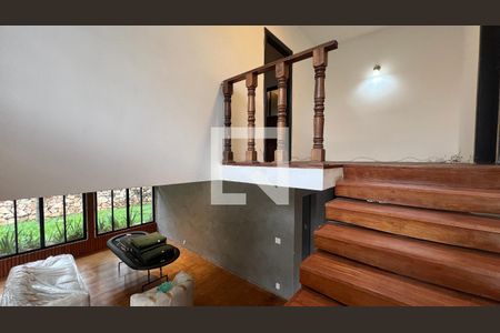 Casa para alugar com 520m², 5 quartos e 6 vagas Casa para alugar com 520m², 5 quartos e 6 vagasEscada