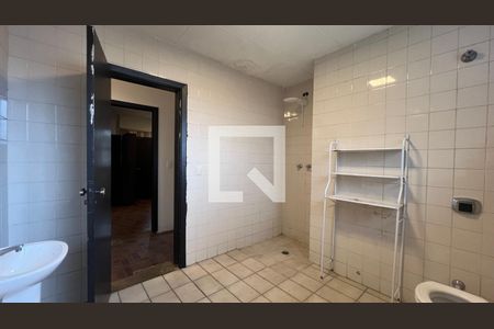 Casa para alugar com 520m², 5 quartos e 6 vagas Casa para alugar com 520m², 5 quartos e 6 vagasBanheiro 2