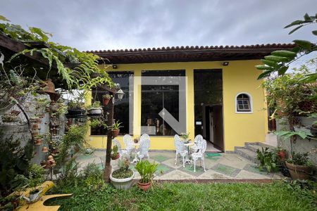Casa à venda com 628m², 5 quartos e 2 vagasFundos